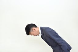 頭を下げる強い人